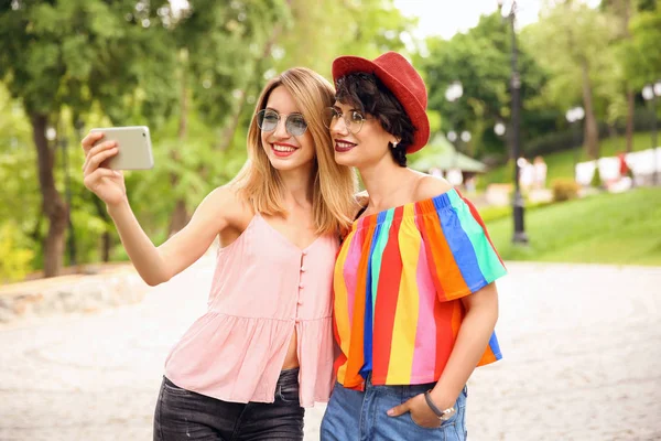Mladé Ženy Stylovém Oblečení Selfie Venku — Stock fotografie