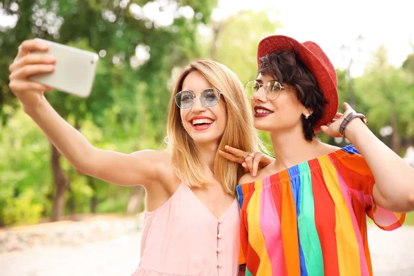 Jonge Vrouwen Modieuze Kleren Buitenshuis Selfie Nemen — Stockfoto