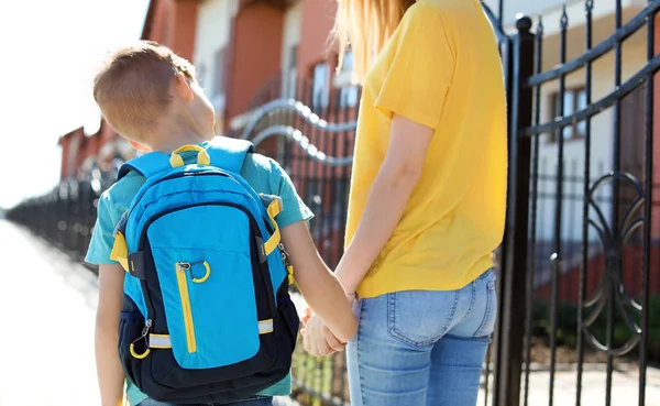 Junge Frau Bringt Ihr Kind Zur Schule — Stockfoto