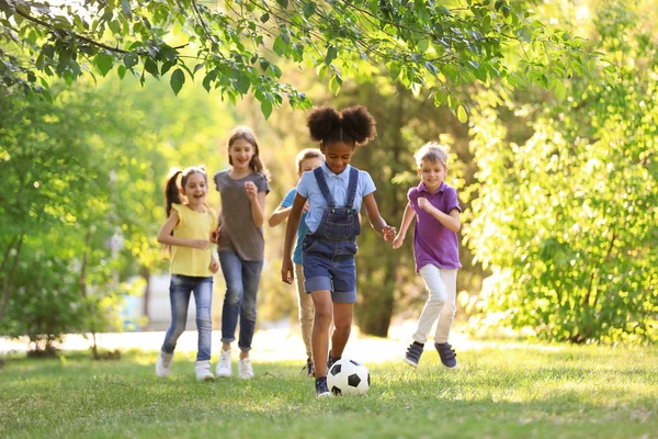 Nette Kleine Kinder Die Sonnigen Tagen Draußen Mit Ball Spielen — Stockfoto