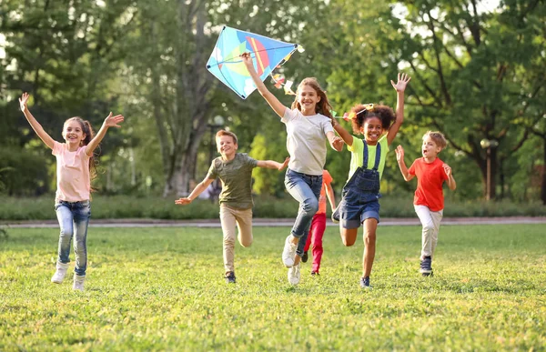 Nette Kleine Kinder Die Sonnigen Tagen Draußen Mit Dem Drachen — Stockfoto