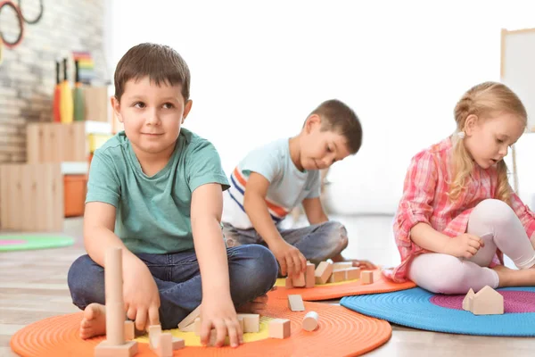 Niedliche Kleine Kinder Spielen Mit Holzklötzen Drinnen — Stockfoto