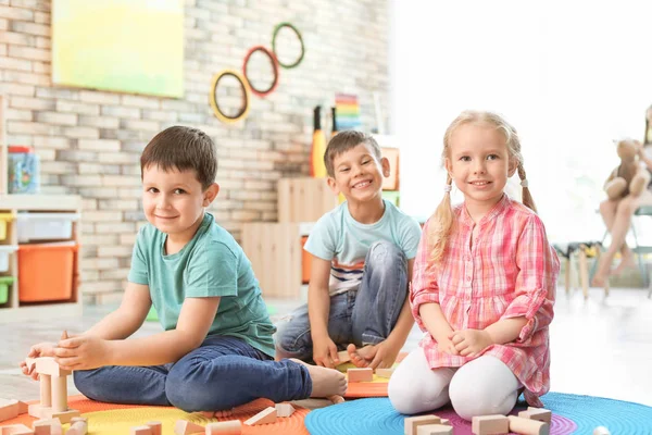 Carino Bambini Piccoli Che Giocano Con Blocchi Legno All Interno — Foto Stock