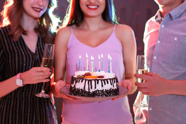 Jeunes Avec Gâteau Anniversaire Boîte Nuit Gros Plan — Photo