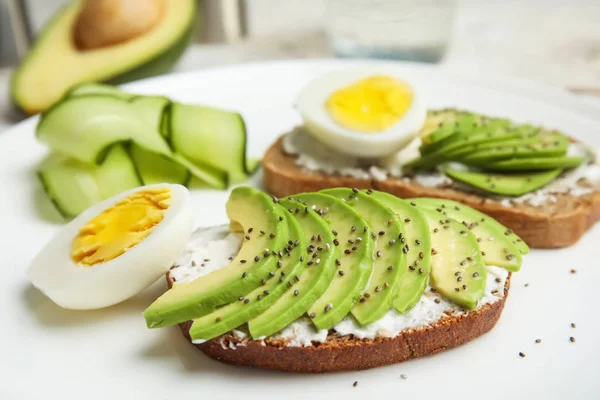 Skarpa Råg Toast Med Avokado Grädde Ost Och Vaktel Ägg — Stockfoto