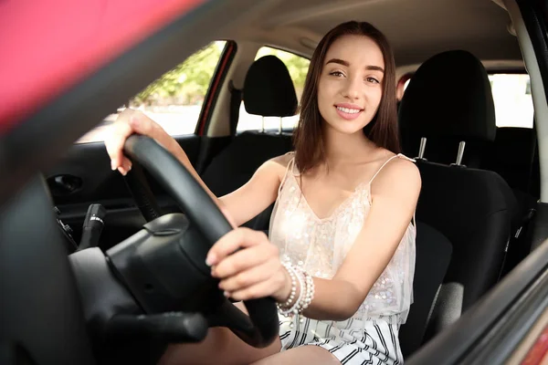 Młoda Kobieta Siedzenie Kierowcy Samochodu — Zdjęcie stockowe