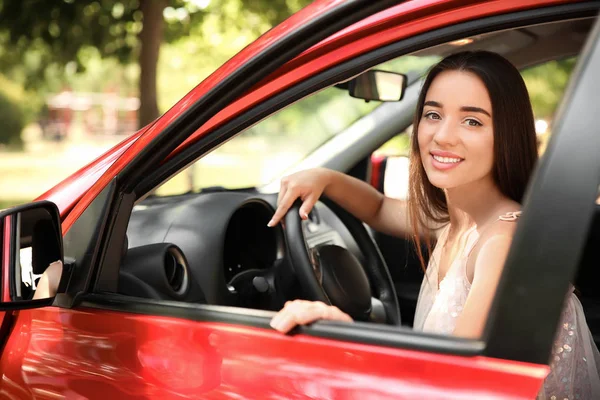 Jovem Mulher Assento Motorista Carro — Fotografia de Stock