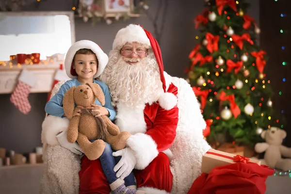 Niño Con Conejito Juguete Sentado Regazo Papá Noel Auténtico Interior — Foto de Stock