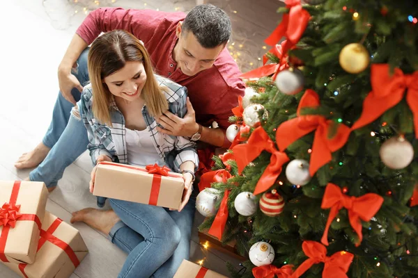 Pareja Joven Con Regalos Navidad Casa — Foto de Stock