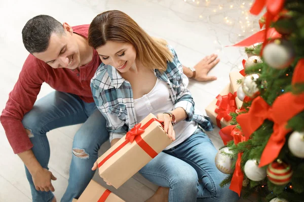 Young Couple Christmas Gift Home — Stock Photo, Image