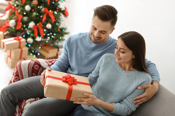 Pareja Joven Con Regalo Navidad Casa —  Fotos de Stock