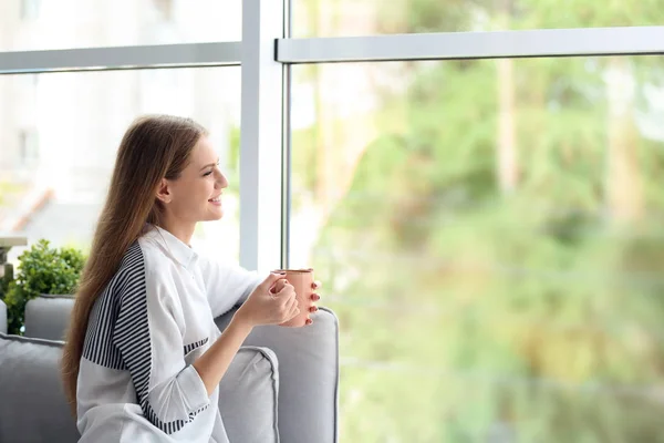 Giovane Bella Donna Che Beve Caffè Mattina Vicino Alla Finestra — Foto Stock