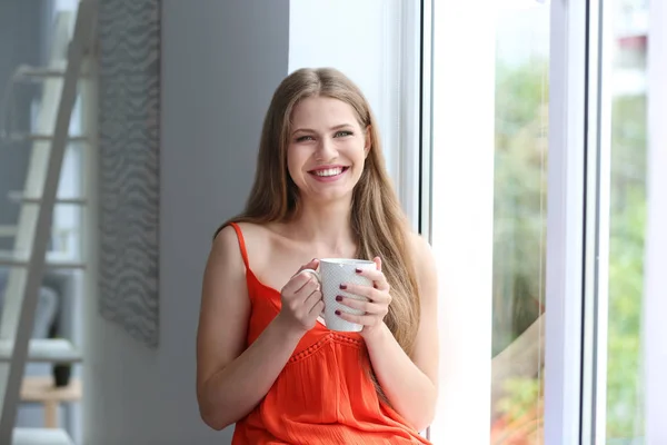 Jovem Mulher Bonita Bebendo Café Manhã Perto Janela Casa — Fotografia de Stock