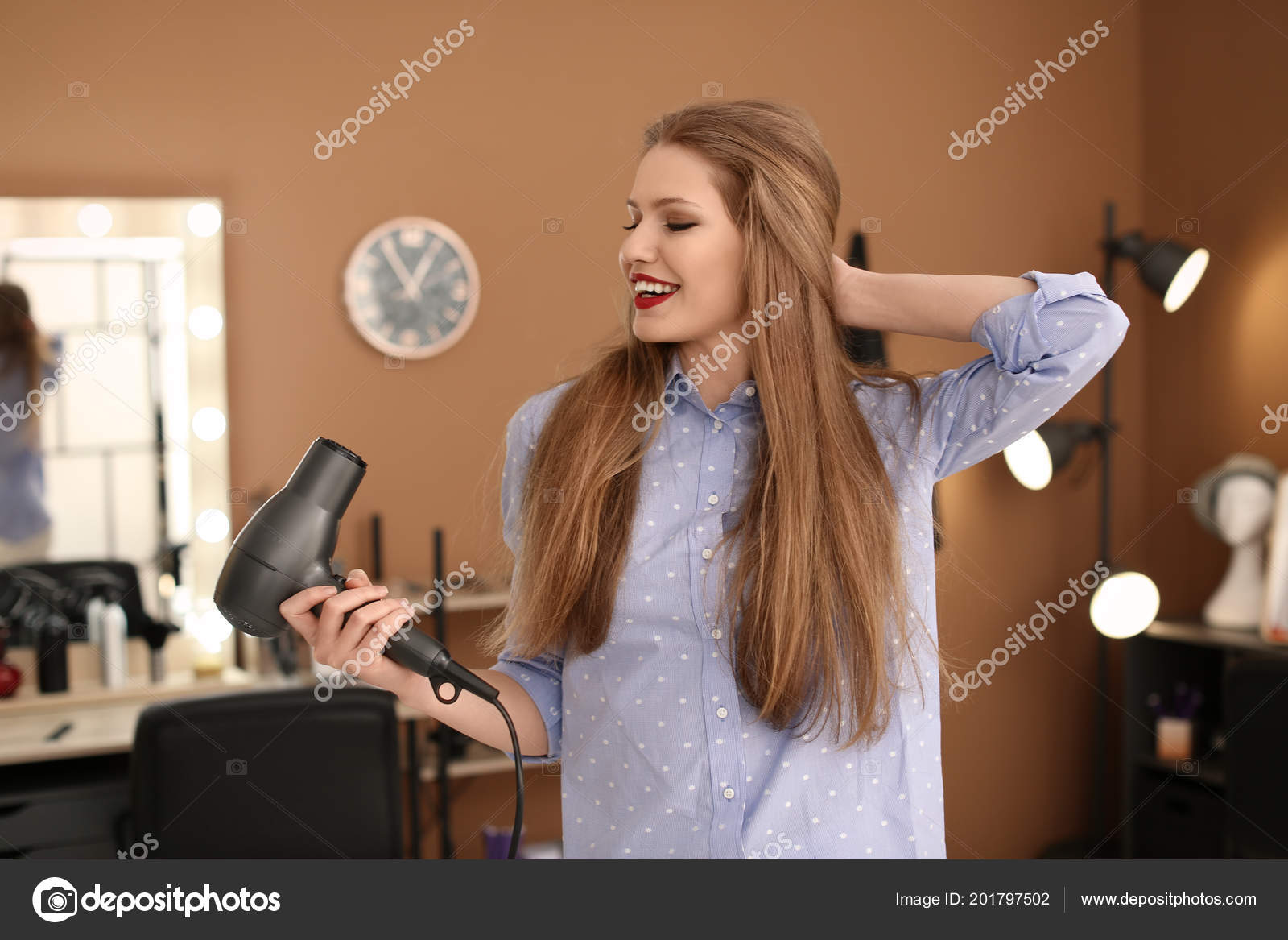 Mulheres no cabeleireiro com secador de cabelo fotos, imagens de