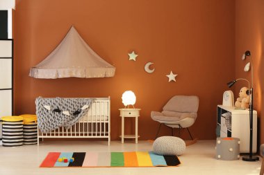 Şık bebek odası iç beşik ile