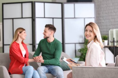 Terapi seansı ile aile psikolog kapalı sonra genç mutlu çift