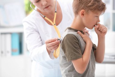 Doktor küçük çocuk kliniğinde öksürük incelenmesi