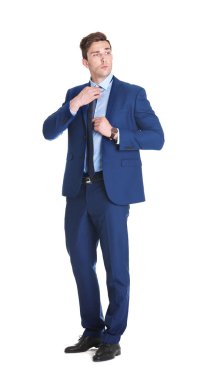 Beyaz arka plan üzerinde takım elbiseli yakışıklı genç