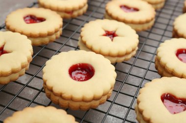 Geleneksel Noel Linzer kurabiye tatlı ile soğutma rafta jam