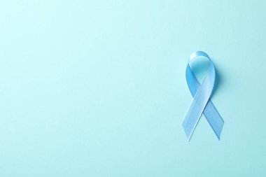 Renk arka plan, üstten görünüm olarak blue ribbon. Kanseri bilinçlendirme