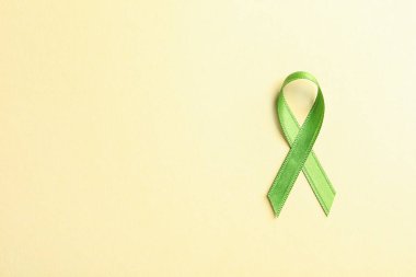 Şerit renk arka plan üzerinde yeşil, görünümü top. Kanseri bilinçlendirme