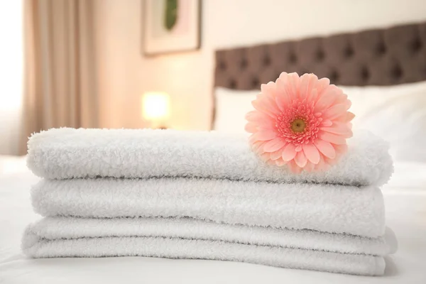 Flower Stack Fresh Towels Hotel Room — Stock Photo, Image