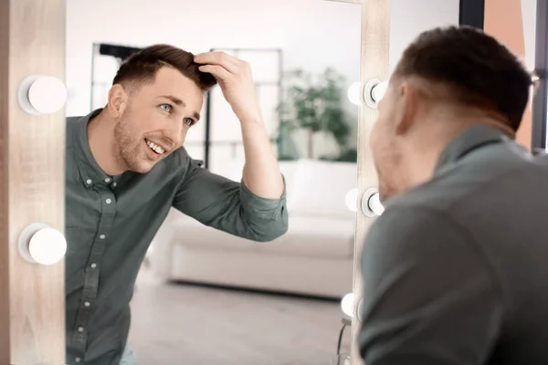 Hombre Joven Con Peinado Moda Mirando Espejo Interior — Foto de Stock