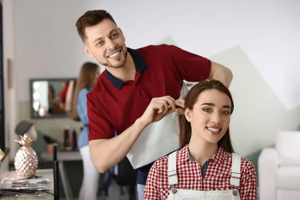 Coiffeur Professionnel Travaillant Avec Client Dans Salon Beauté — Photo