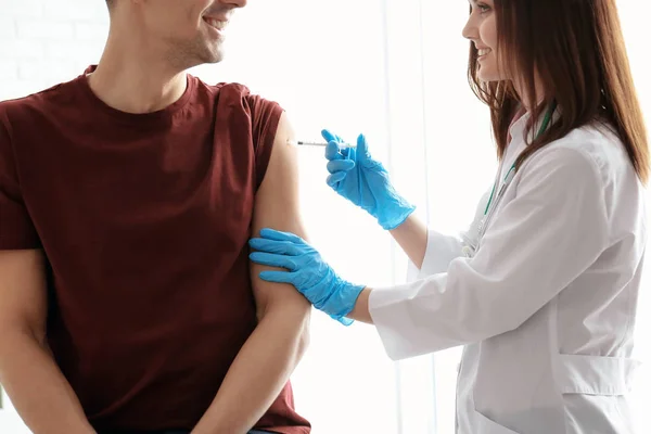 Medico Che Vaccina Paziente Clinica — Foto Stock