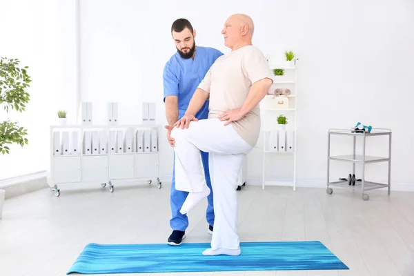 Young Physiotherapist Working Senior Patient Clinic — Stock Photo, Image