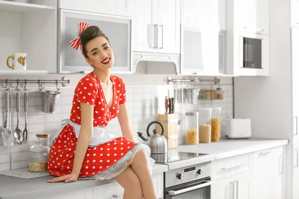 Забавная Молодая Домохозяйка Сидит Кухонном Столе — стоковое фото