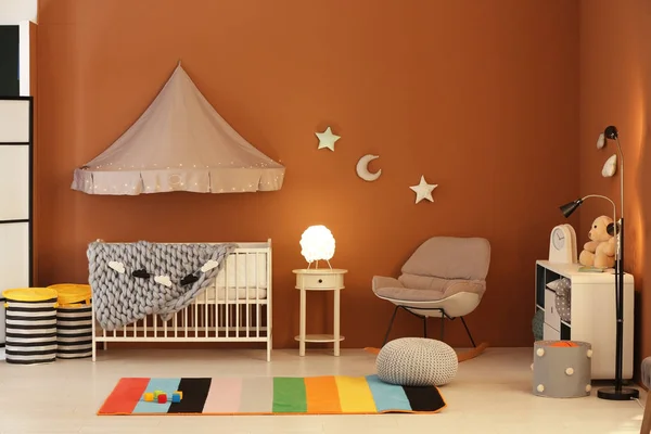 时尚婴儿房内带婴儿床 — 图库照片