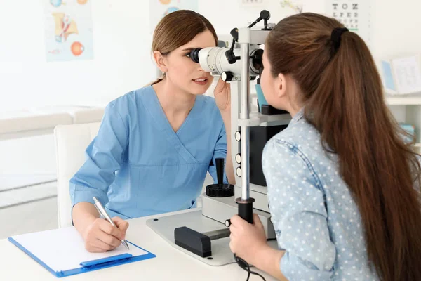 Ögonläkare Undersöker Liten Flicka Kliniken — Stockfoto