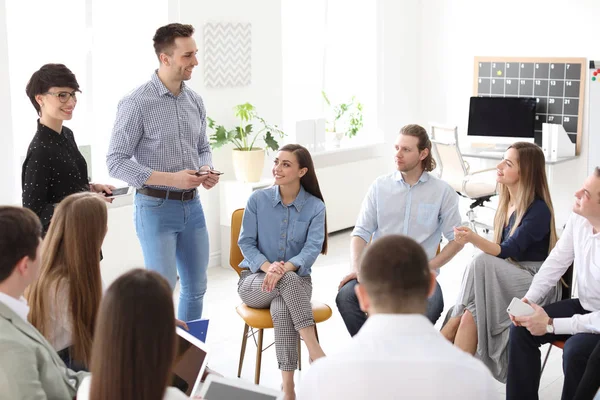 Jóvenes Con Formación Empresarial Cargo — Foto de Stock