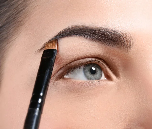 Junge Frau Korrigiert Augenbrauenform Mit Pinsel Nahaufnahme — Stockfoto