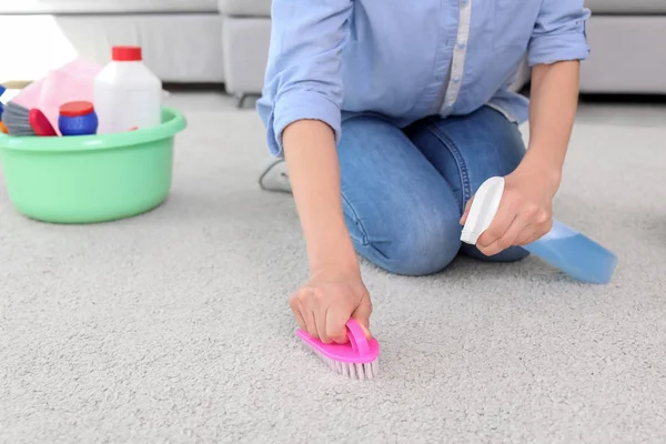 Woman Cleaning Carpet Brush Home — Stock Photo, Image