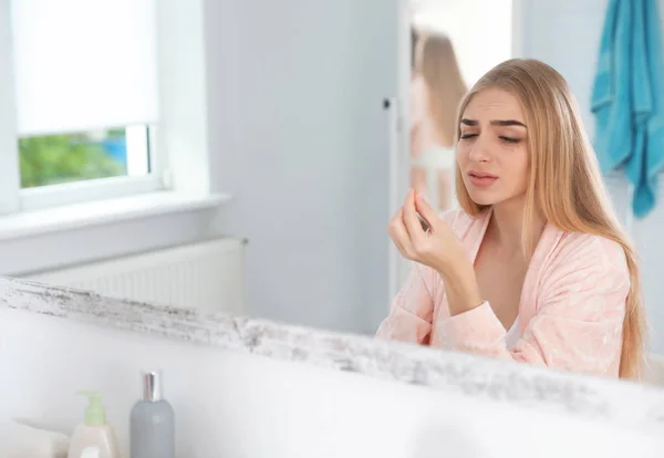 Jeune Femme Avec Problème Perte Cils Regardant Dans Miroir Intérieur — Photo