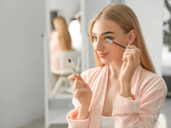 Jeune Femme Appliquant Huile Sur Ses Cils Près Miroir Intérieur — Photo