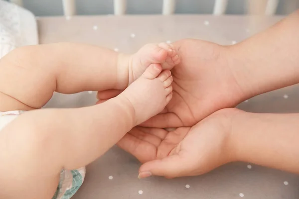 Mor Håller Små Baby Fötter Händer — Stockfoto