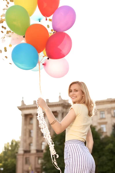 Młoda Kobieta Kolorowych Balonów Zewnątrz Słoneczny Dzień — Zdjęcie stockowe