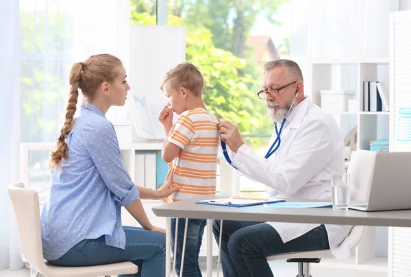 クリニックで医師を訪問母と小さな男の子を咳 — ストック写真