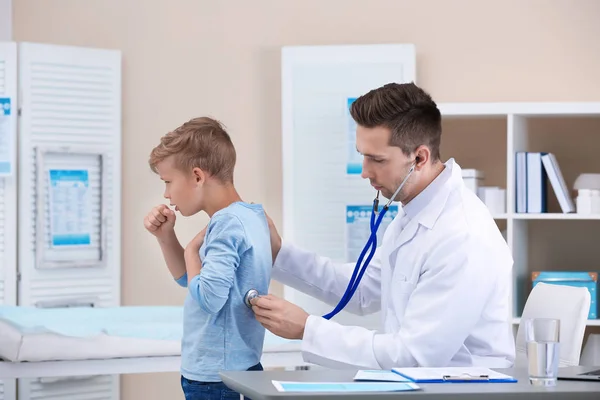 Lekarza Przeprowadzającego Badanie Kaszel Mały Chłopiec Klinice — Zdjęcie stockowe