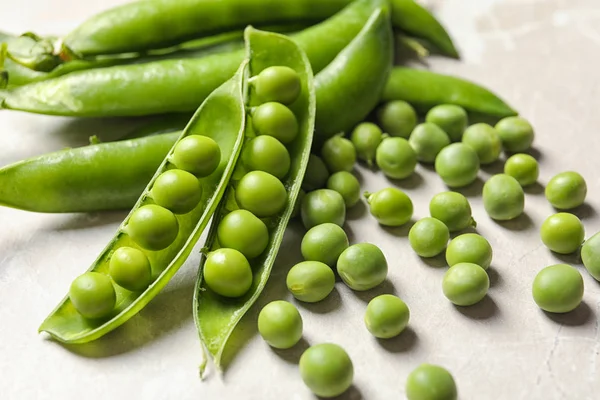 Frische Grüne Erbsen Auf Hellem Hintergrund Nahaufnahme — Stockfoto