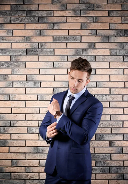 Hombre Joven Guapo Traje Cerca Fondo Pared Ladrillo — Foto de Stock