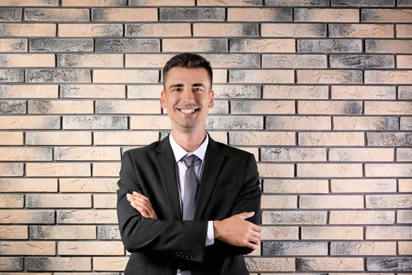 Hombre Joven Guapo Traje Cerca Fondo Pared Ladrillo — Foto de Stock