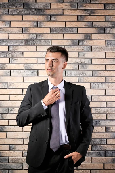 Hombre Joven Guapo Traje Cerca Fondo Pared Ladrillo —  Fotos de Stock