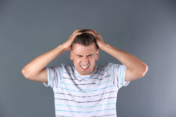 Schöner Emotionaler Junger Mann Auf Farbigem Hintergrund — Stockfoto