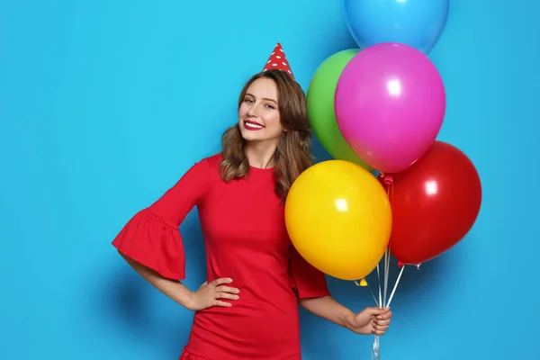 Mujer Joven Con Globos Brillantes Sobre Fondo Color Celebración Del — Foto de Stock