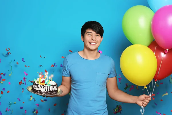 Doğum Günü Pastası Renk Arka Plan Üzerinde Parlak Balonlar Ile — Stok fotoğraf