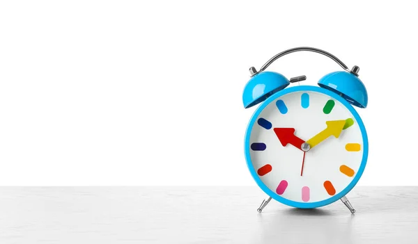 Reloj Despertador Sobre Mesa Sobre Fondo Blanco Concepto Tiempo —  Fotos de Stock